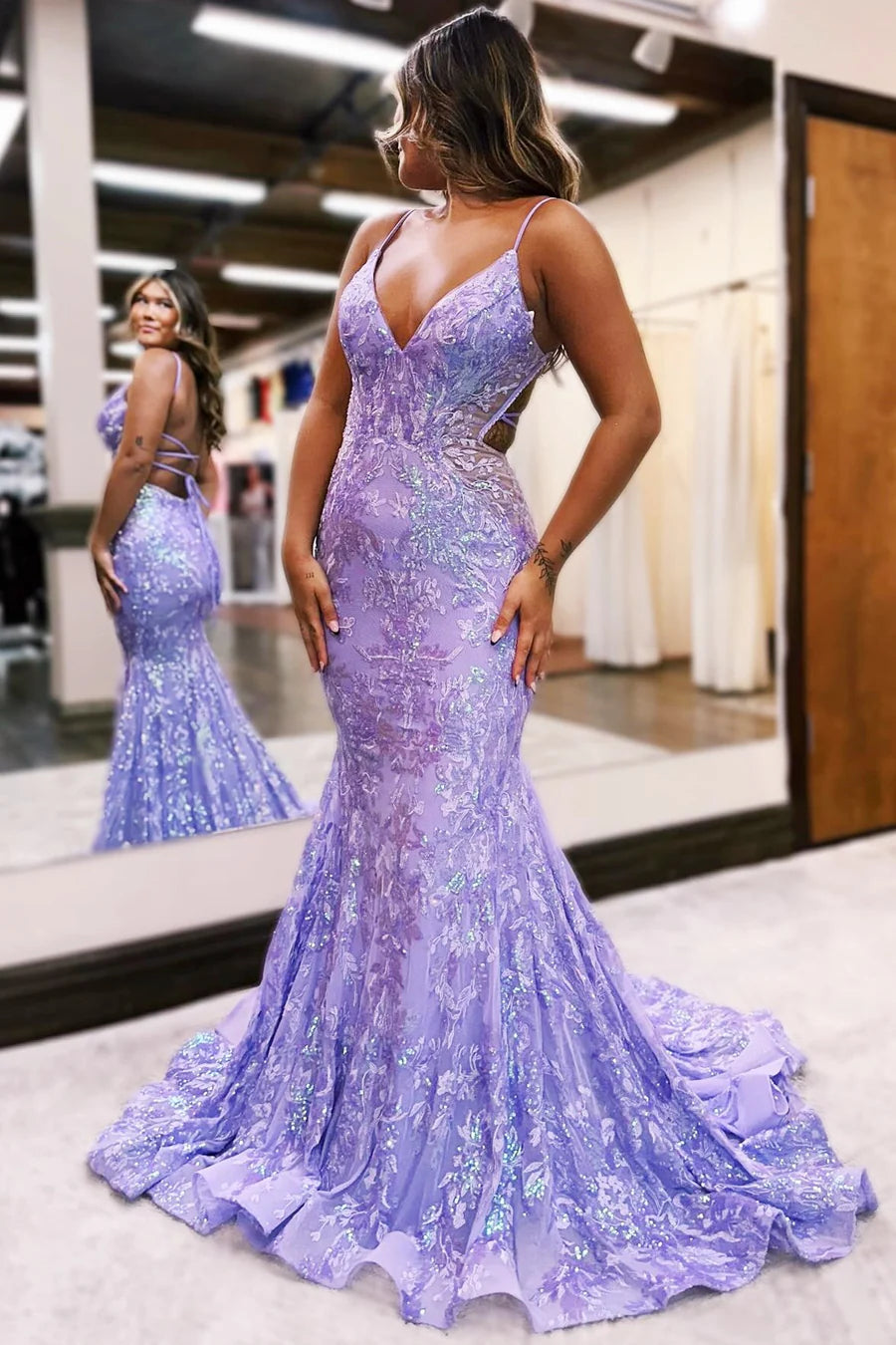 Vestido de fiesta de corte trompeta con escote en V, espalda descubierta y tirantes finos con encaje de lentejuelas